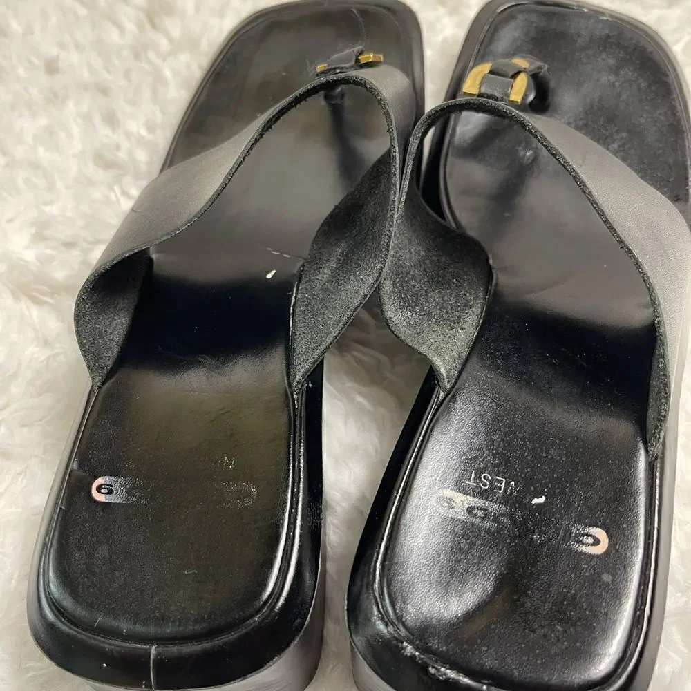 Nine West Cloud black leather thong sandals with gold tone accents size 8.5